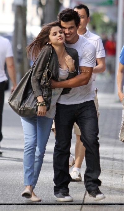 selena-gomez-taylor-lautner-pda-session-photos.jpg